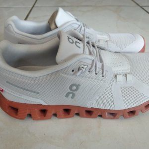 Women's ON Running Cloud 5 Size 8